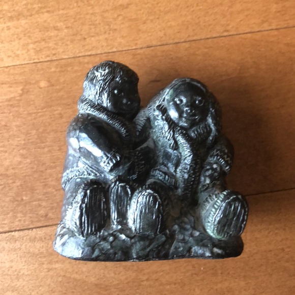 Soapstone sculpture of 2 children - Picture 2 of 3